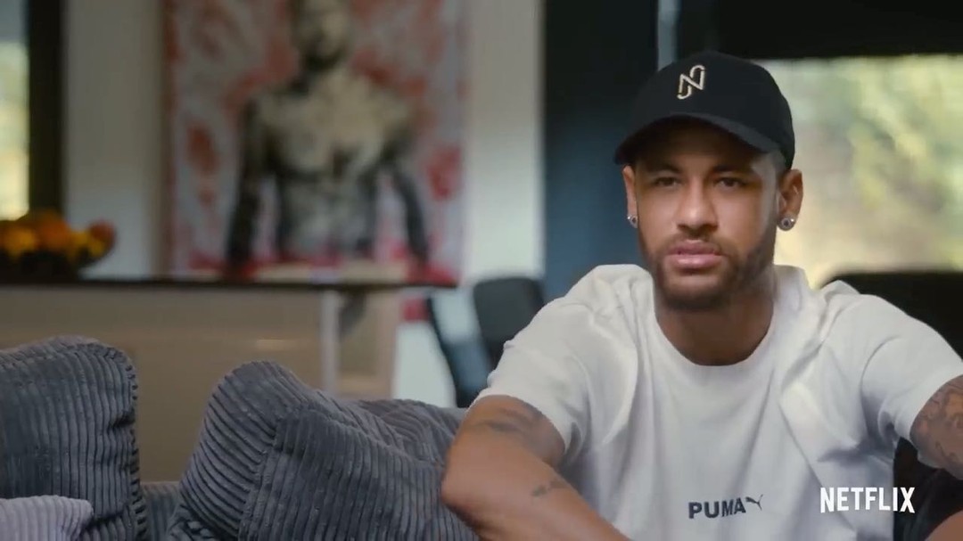Foi divulgado o primeiro trailer completo de “Neymar: O Caos Perfeito”, a nova série da NetFlix, e que promete contar toda a trajetória do craque brasileiro ⚽️
O seriado, no formato de documentário, vai contar com três episódios de uma hora de duração, cada.📹
A produção promete mostrar a história de Neymar desde o surgimento no Santos, até a chegada ao Paris Saint-Germain, clube francês em que joga desde 2017.
A série “Neymar: O Caos Perfeito” estreia na NetFlix no dia 25.
Assista ao trailer 👆🏻
.
.
#neymar
#netflix #ocaosperfeito #seriesnetflix #futebol #santos #parissaintgermain #neymarjr #supermarajoara