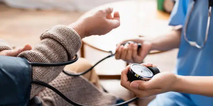 Pressão alta? Descubra os alimentos e bebidas que você deve evitar agora